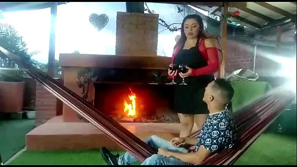 XXX 當我的妻子喝完一杯酒後沒有來餐廳的浪漫晚餐時，頑皮的女服務員無限制地給了我她的陰戶 热门片段