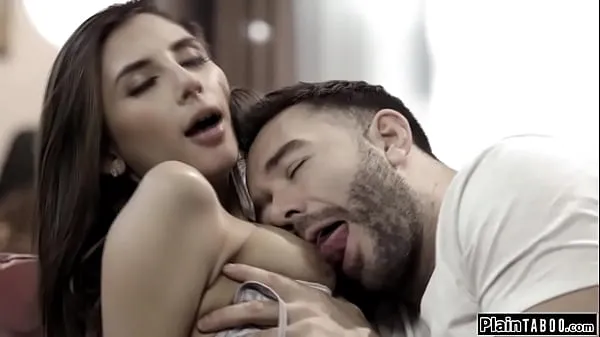 XXX Plantureuse brune confuse quant à ses sentiments envers le gars qu'elle tient en partie responsable de sa tragédie. Elle cède et se fait lécher et baiser la chatte meilleurs clips