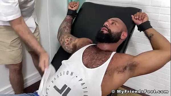 XXX Bearded black hunk restrained for body tickling tormenting 個のトップ クリップ