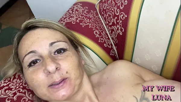 XXX 我喜欢在性交之前吮吸一个漂亮的大公鸡，然后在我的脸上和嘴巴上射精 热门片段