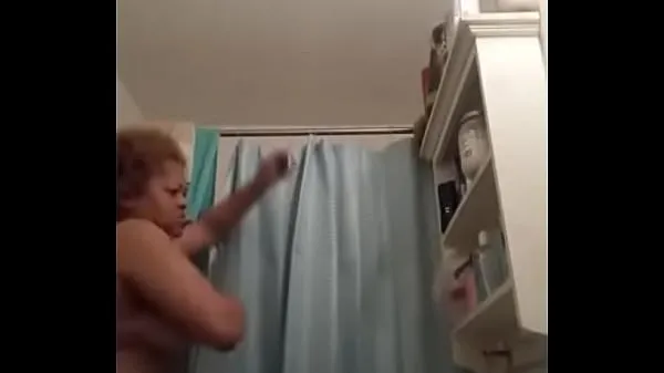 XXX Un vrai petit-fils enregistre sa vraie grand-mère sous la douche meilleurs clips