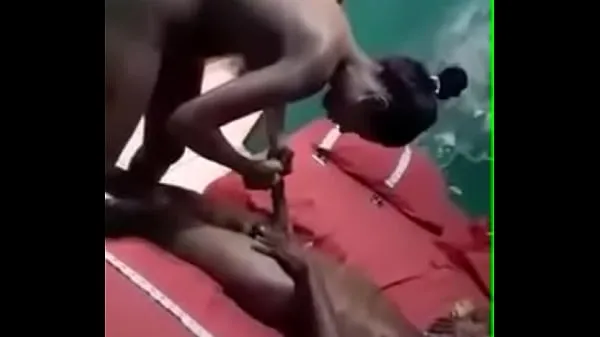 XXX L'uomo più anziano sta facendo surf sulle conseguenze di una gangbang di due ragazzeclip principali