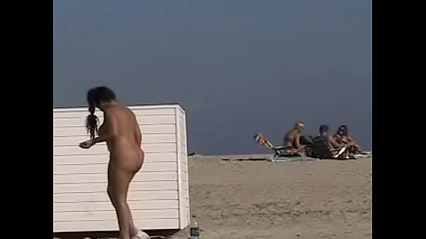 XXX Exhibitionist Wife 19 - Anjelica neckt zufällige Voyeure an einem öffentlichen Strand, indem sie ihre rasierte Fotze blitztTop-Clips