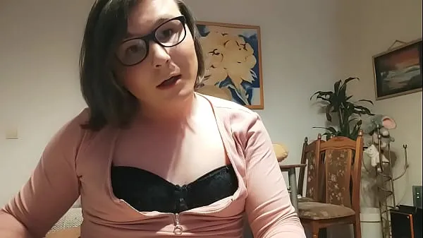 XXX 业余人妖 - 变性人 Anallisa 展示了如何操她的阴户，如何吮吸假阳具和舔自己的精液 - 她展示了如何作为一个放荡的荡妇和妓女获得真正的性高潮 - 妓女嘴里塞着塞子 热门片段