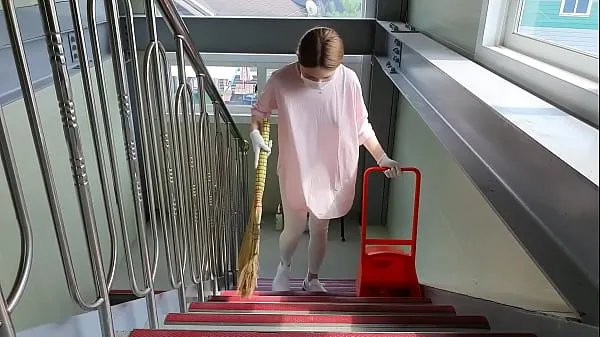 XXX Mulher coreana em tempo parcial - vestindo shorts curtos e limpando as escadas do escritório, sem sutiã principais clipes