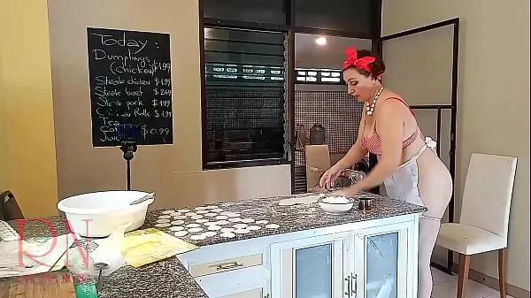 XXX 裸体管家 Regina Noir 在厨房做饭。 裸体女仆包饺子。 裸体厨师。 一位赤身裸体的家庭主妇正在厨房准备晚餐。 堕落异想天开的管家不穿内裤在屋里工作。 我请你吃饭！ 今天我在擀面，包饺子。 这个好吃！ 屋主让女仆赤身裸体地工作。 很高兴看到裸体女仆。 猫，山雀，乳头，毛茸茸的耻骨。 干死女仆 热门片段