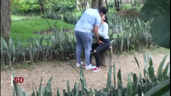 XXX SPYING ON A COUPLE IN THE PUBLIC PARK Clip hàng đầu