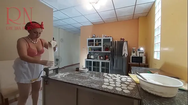 XXX 裸体管家 Regina Noir 在厨房做饭。 裸体女仆包饺子。 裸体厨师。 一位赤身裸体的家庭主妇正在厨房准备晚餐。 堕落异想天开的管家不穿内裤在屋里工作 热门片段