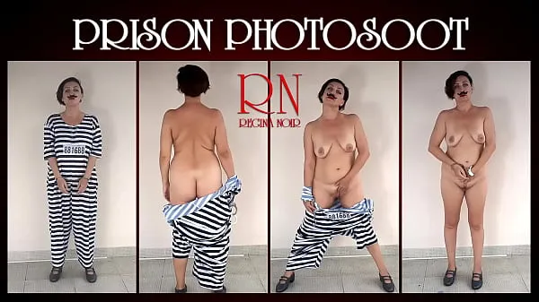 XXX 刑務所での写真撮影。 拘留された女性は刑務所の囚人です。 彼女はカメラで服を脱がされます。 コスプレ。 フルビデオ 刑務所では、女性は写真のために服を脱ぐように提案されています。 彼らには選択の余地がありません。 彼らはコミカルにドレスアップしています。 そしてコミカルに剥ぎ取った。 女性の囚人は、刑務所での良いサービスと引き換えに裸でストリップするように提案されています。 一部の愚痴は、食料を得るために監視員の前で裸になることに同意します 個のトップ クリップ