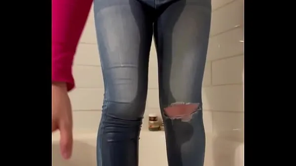 XXX Girl Dared to Hold Bladder Has Accident in her Tight Jeans κορυφαία κλιπ