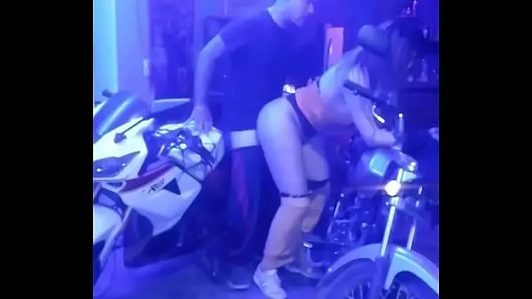 XXX MECHANIC HAVING SEX FOR THE FIRST TIME WITH THIS BEAUTIFUL GIRL WHO KNOWS HOW TO PLEASE A MAN najlepších klipov