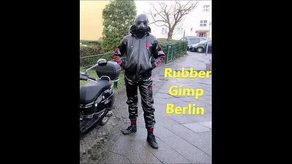 XXX Gummigimpe auf der öffentlichen Straße in BerlinTop-Clips