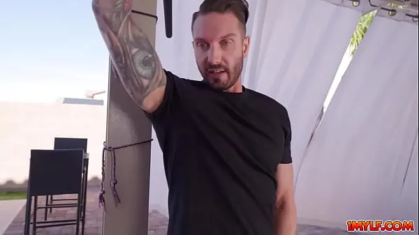 XXX サラ・ジェシーは、彼女を見つめるトレーナーの飢えた目を捉えます 個のトップ クリップ
