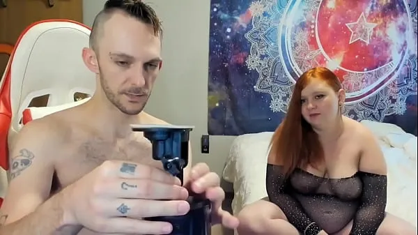 XXX 色情情侣丈夫和妻子拆箱男性性玩具供丈夫使用，由 Sin Spice 热门片段