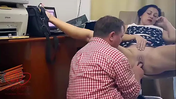 XXX 女老板给猫舔阴与工程师 女老板-1.舔阴与工程师 这位女士打电话给工程师修理MFP。 那家伙来到老板的办公室。 母狗张开双腿，开始取笑她的员工。 妓女脱下她的内裤，让她抚摸她的阴部。 工程师很角质。 女人的老板命令雇员做她的舔阴。 那家伙舔了很长时间的猫，直到母狗得到性高潮 热门片段