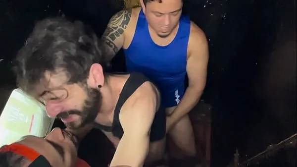 XXX Donner le cul à deux hommes dans la cabine - C/ Maldonato Gp & Social Sem Camisa - Vidéo complète sur XVideos RED meilleurs clips