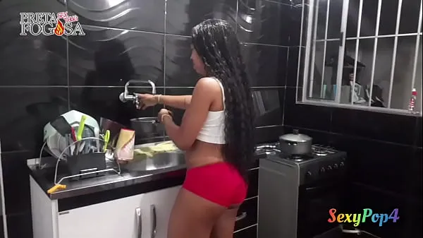 XXX Helping the neighbor make food in shorts with a camel's toe and I was almost eaten instead of the vegetables. Bruninho BomBom Preta Fogosa Klip teratas