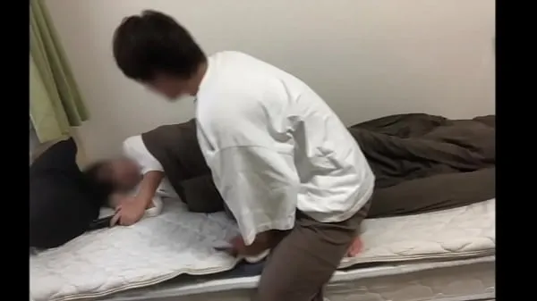 XXX 与她在假日约会后，在床上沉睡聊天时发生性关系 热门片段