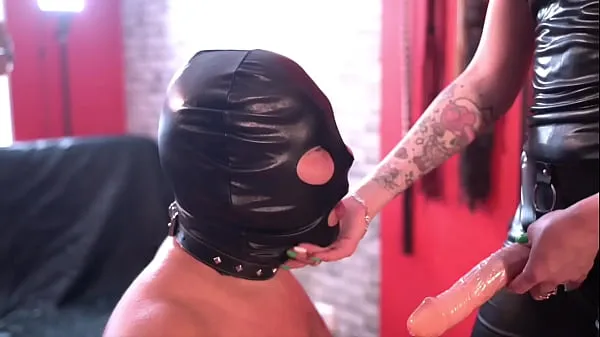 XXX Dominatrix Nika aime baiser ses esclaves dans la bouche avec un strapon. Regardez comment cet esclave essaie de sucer profondément meilleurs clips