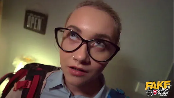 XXX Fake Hostel Halloween Special - The Haunted Locker - Une douce jeune femme excitée aux petits seins devient super mouillée en chevauchant une énorme bite d'un homme plus âgé meilleurs clips