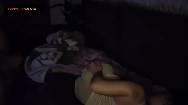 XXX milf safada divide o sofa com dotado! dotado veio passar final de semana em sua casa, e ela divide o sofá com ele en iyi Klipler