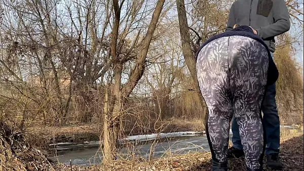XXX Belle-mère en leggings tient doucement ma bite pendant la pisse et suce très bien dans la rue meilleurs clips