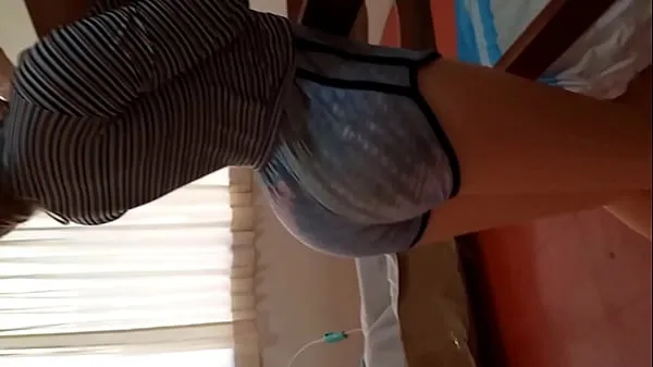 XXX 当我把她放在床边并开始强烈地插入她时，我饥渴贪婪的继女高兴得浑身湿透，让我的大鸡巴更深入地进入她紧致的阴道 热门片段