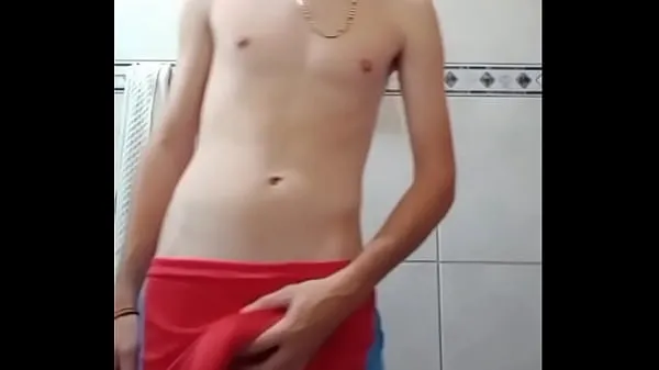 XXX Novinho de 18 anos muito safado batendo com a rola marcando no short أفضل المقاطع