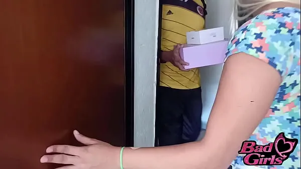 XXX 幸運的送貨員把她的訂單帶回家時在家裡操了一個單身金發女郎 個のトップ クリップ