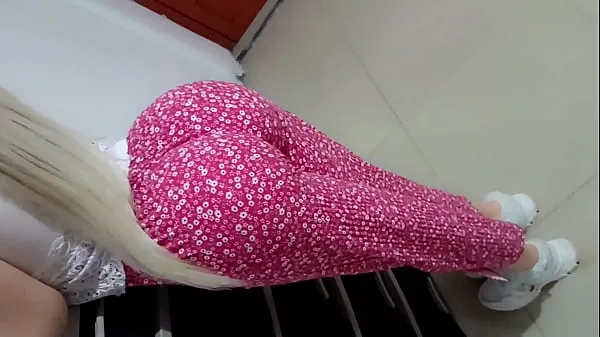 XXX 漂亮屁股金发继女在撞毁了继父的车后用无套性行为付出了代价 热门片段