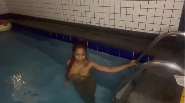 XXX 私たちはスキニーディッピングに行き、結局セックスをしました（シアーとレッドで完了 個のトップ クリップ