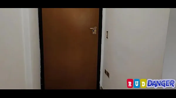 XXX Красивая девушка приходит домой поздно и в качестве наказания жестко трахается в задницу Руд трахает в задницу член Марко полный анальный секс лучших клипов