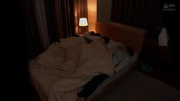 XXX 戴绿帽子]在男友面前戴绿帽子她性感的身体...并用生鸡巴摩擦她美丽的双腿。 她再也无法停下来，将一根生鸡巴插入她美丽的屁股，邀请男人...... [偷窥 热门片段