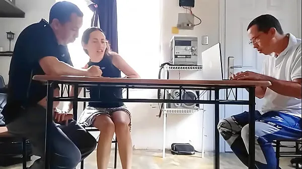 XXX Enquanto o corno faz as contas, sua esposa traidora drena o sêmen do empreiteiro debaixo da mesa principais clipes