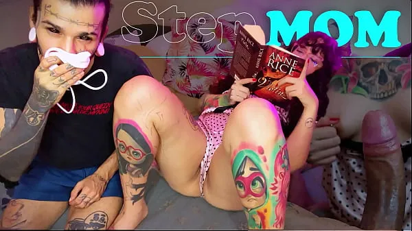 XXX 我闻到了继母的肮脏内裤。它闻起来如此强烈，以至于我的公鸡立即变得艰难 热门片段