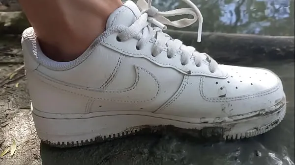 XXX 这个小伙子用他的白色运动鞋 Nike Air Force One AF1 不穿袜子践踏泥土 这段同性恋色情视频是关于男孩在大自然中的恋足癖。 乔恩·阿尔廷 (Jon Arteen) 是一位炙手可热的亚洲双胞胎模特。 这位性感小伙穿着白色运动鞋，Nike Air Force One AF1，没有穿袜子。 没穿袜子的小伙子在脏兮兮的泥巴里玩耍，用脚践踏、跺脚、碾压、发出声音 热门片段