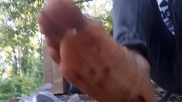 XXX 在这个男孩恋足癖同性恋色情视频中，由于巧克力和番茄酱，鞋底很脏 这段同性恋色情视频是关于男孩在大自然中的恋足癖。 乔恩·阿尔廷 (Jon Arteen) 是一位炙手可热的亚洲双胞胎模特。 这位性感小伙穿着白色运动鞋，Nike Air Force One AF1，没有穿袜子。 没穿袜子的小伙子在每只鞋里放了巧克力和番茄酱，然后他在公园和街道上散步 热门片段