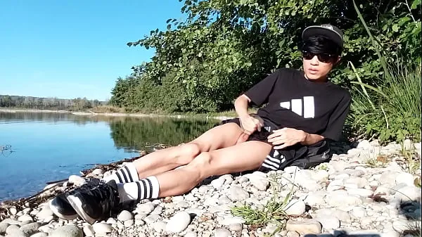XXX 性感的小伙子自慰，射在腿上，乔恩·阿尔廷 (Jon Arteen) 是一个性感的亚洲男孩，穿着阿迪达斯黑色 T 恤、短裤、白袜子和运动鞋 热门片段