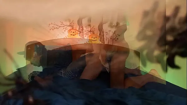 XXX Halloween 万圣节鬼操一个可爱的情绪化女男，呻吟着，精液深深地射进他紧致的屁眼里 在这段为万圣节制作的同性恋色情视频中，模特乔恩·阿尔廷 (Jon Arteen) 扮演幽灵和情绪化的女同性恋者。 通过电脑上的视频蒙太奇，您可以看到两个透明角色在床上进行同性性行为。 有无套性交、口交、自慰……卧室布置成万圣节主题：白网、黑蜘蛛、杰克南瓜头、绿灯、红灯……还有诡异的配乐 热门片段