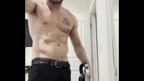 XXX Watch me vacuum shirtless أفضل المقاطع