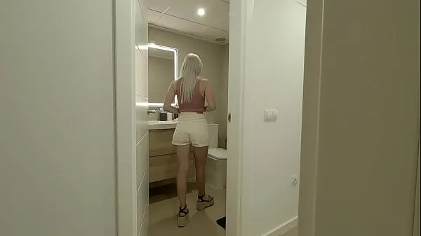 XXX 我的室友在浴室里自慰，以为她独自一人，而我偷偷地来给我打手枪，她给了我口交 热门片段