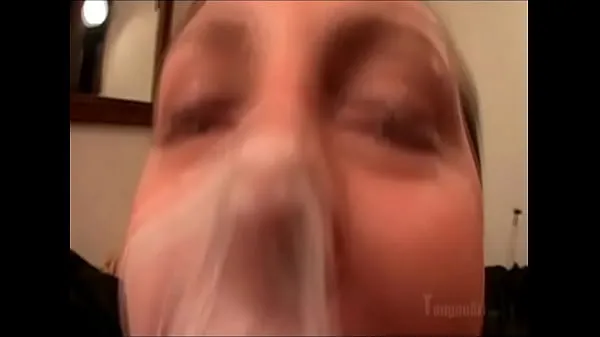 XXX Model Blows Huge Bubbles 個のトップ クリップ