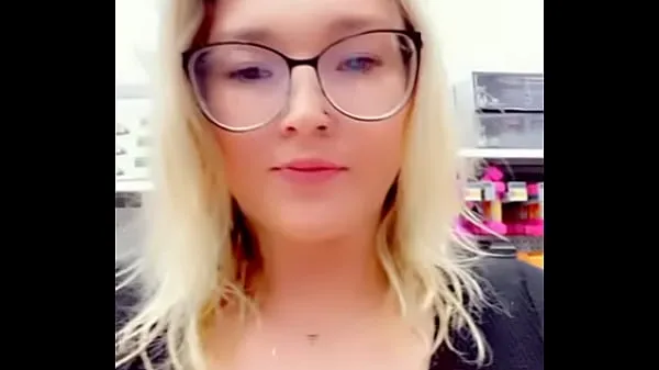 XXX Flashing my tits in walmart clips principales