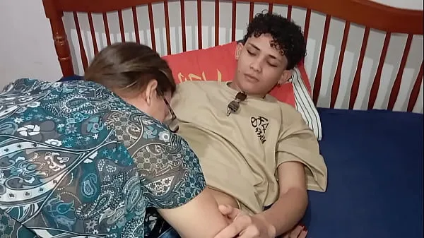 XXX A mãe do meu padrasto me colocou pra arrumar a casa e eu comi ela en iyi Klipler