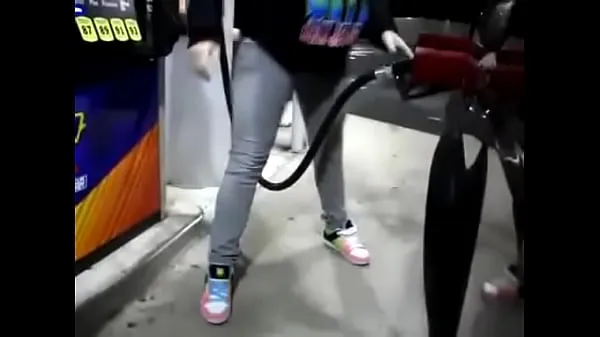 XXX garota desesperada fazendo xixi no jeans enquanto bombeia gasolina principais clipes