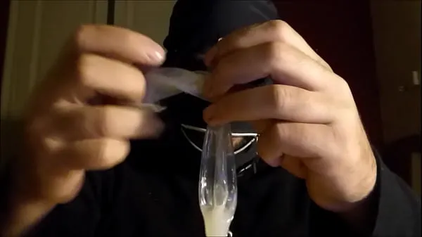 XXX Drinking cum from condom clips principales